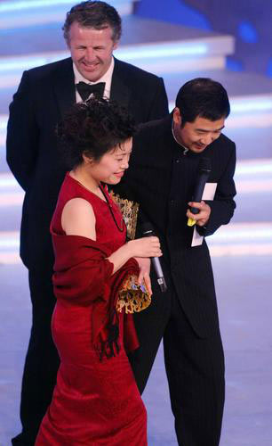 谢军获得了最佳非奥运动员奖,颁奖嘉宾则是影视明星张国立.